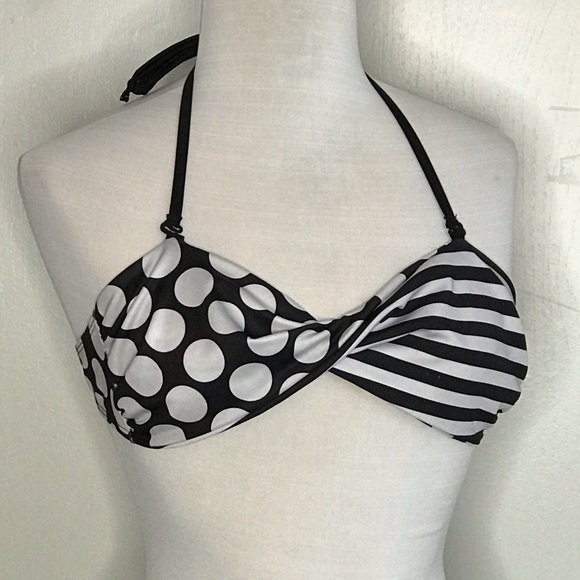 Black/white bandeau bikini💙💛 ❤️ - Picture 3 of 5